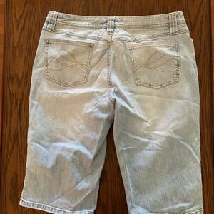 Womens duck head shorts to the knee size 13